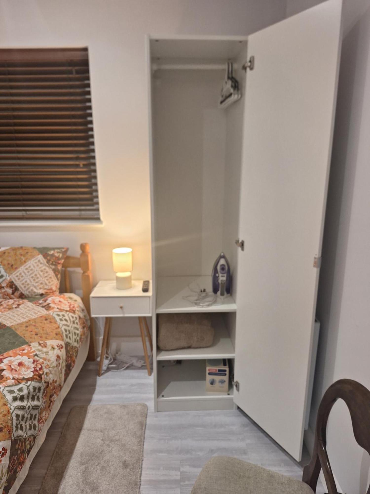 Budget Single Room Only For One Adult - Shared Flat Northolt  Exteriör bild