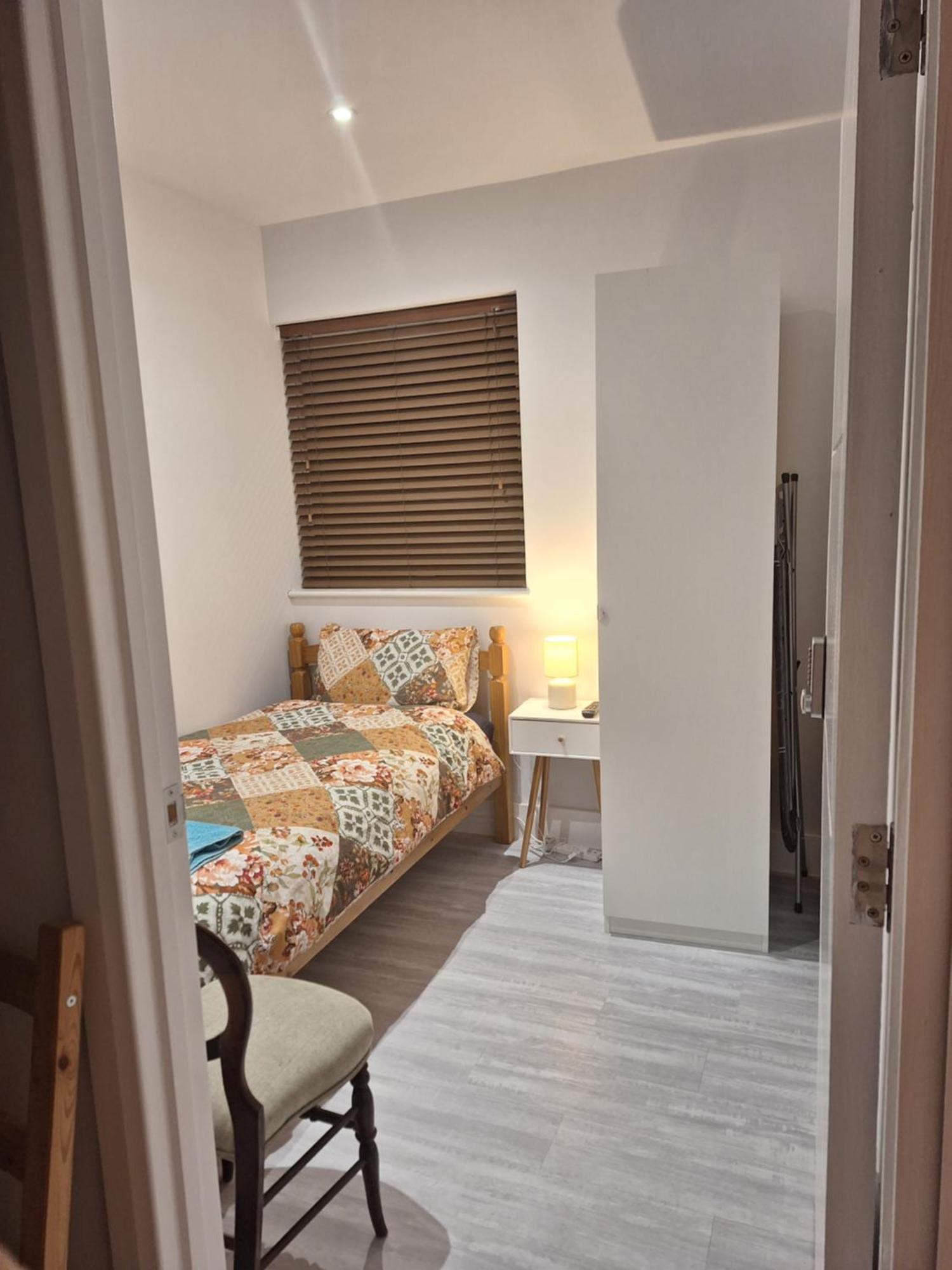 Budget Single Room Only For One Adult - Shared Flat Northolt  Exteriör bild